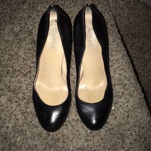 Guess black pumps
